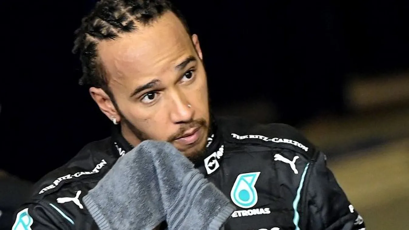 Balesetet kívánt Lewis Hamiltonnak, ki is rúgták