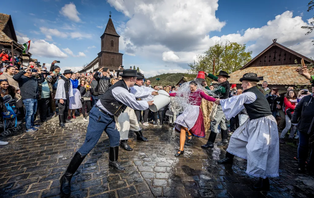 20220418 Hollókő, Húsvéti locsolkodás Hollókőn. Fotó:Bánkúti Sándor