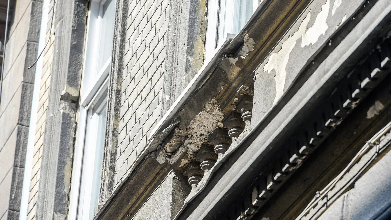 Hatalmas darabok omlottak le egy ház oldalából Budapesten