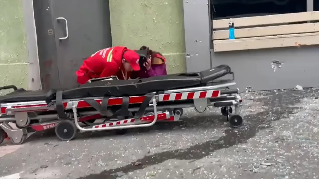 Saját testével védte a sérült nőt az ukrán mentős - Videó