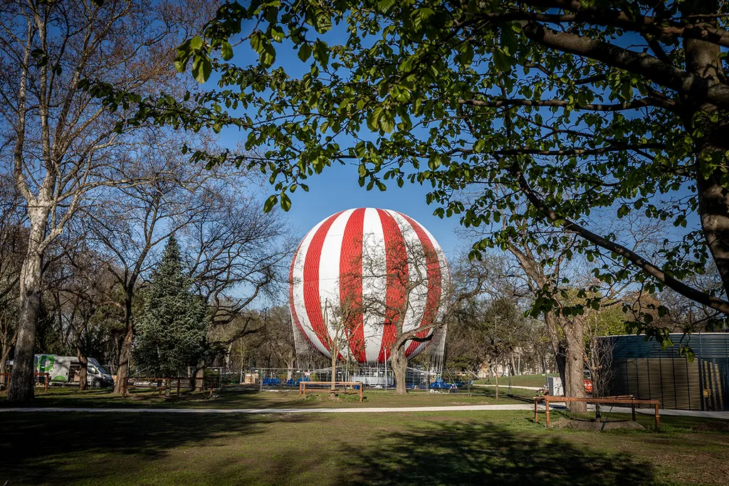 20220413 Budapest, Liget Budapest: Látványos újdonsággal gazdagodik a Városliget. Újjászületik a Ballon kilátó a parkban. Fotó:Bánkúti Sándor