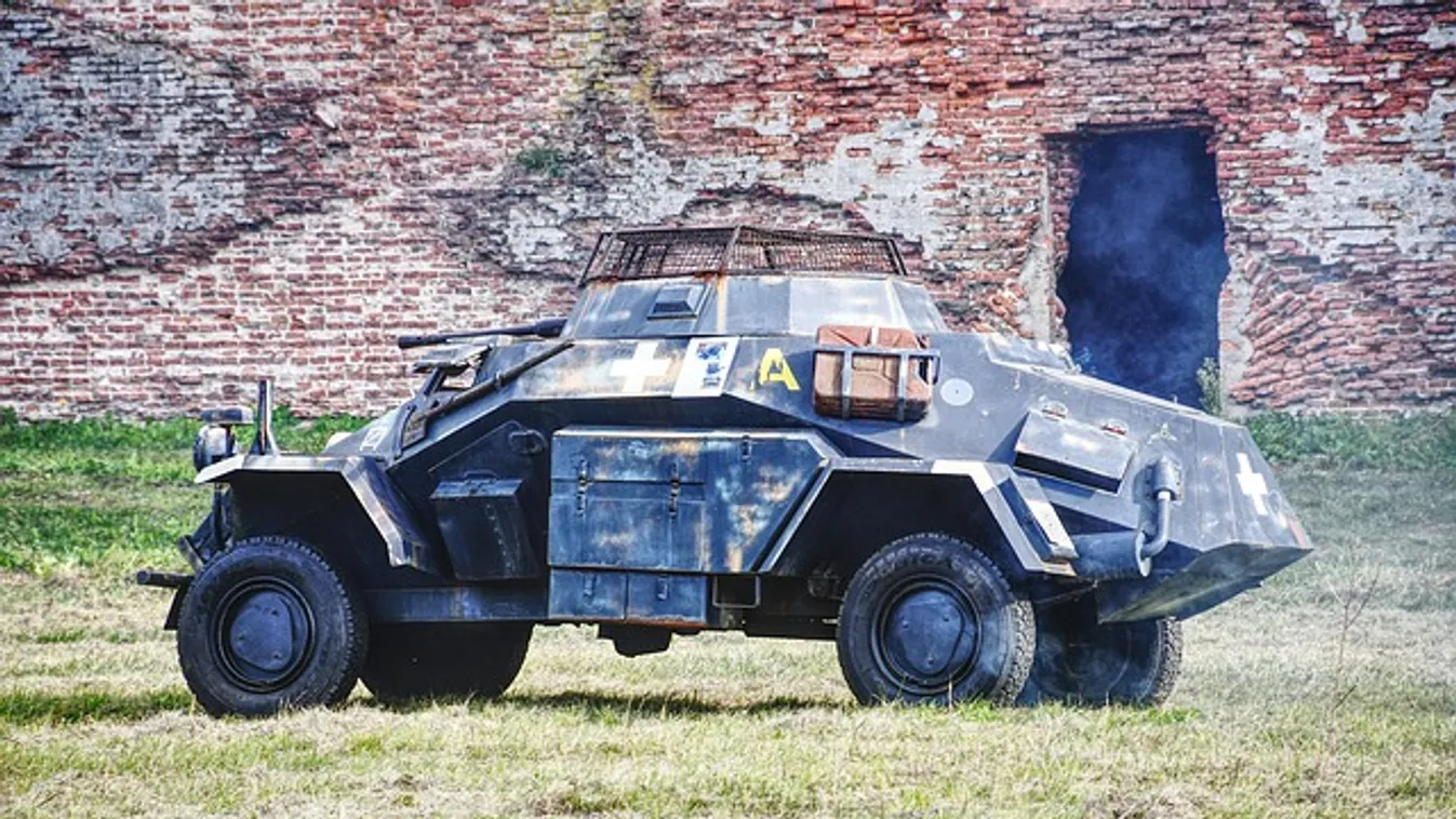 Több autót letarolt egy páncélozott katonai jármű Romániában – videó