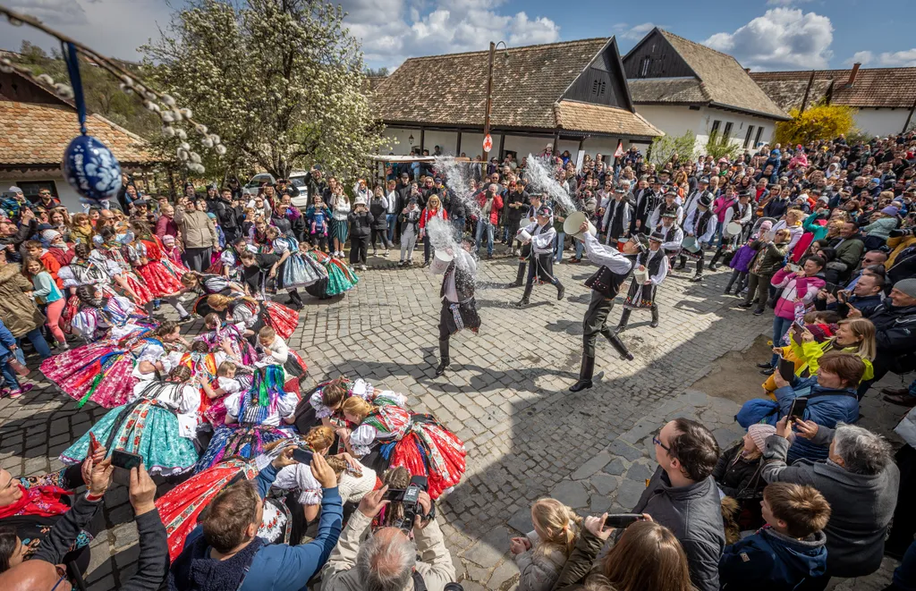 20220418 Hollókő, Húsvéti locsolkodás Hollókőn. Fotó:Bánkúti Sándor