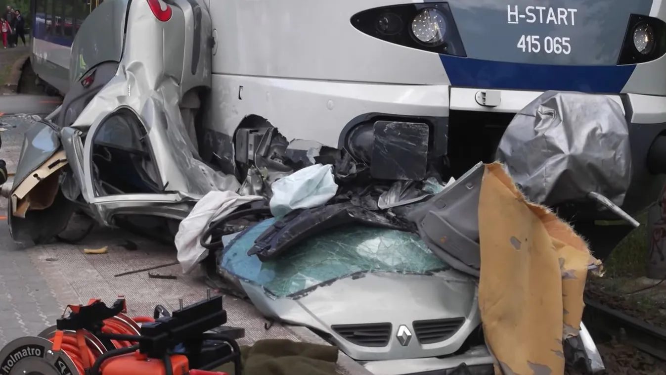 Legyalulta az autót a száguldó vonat - elrettentő MÁV videó