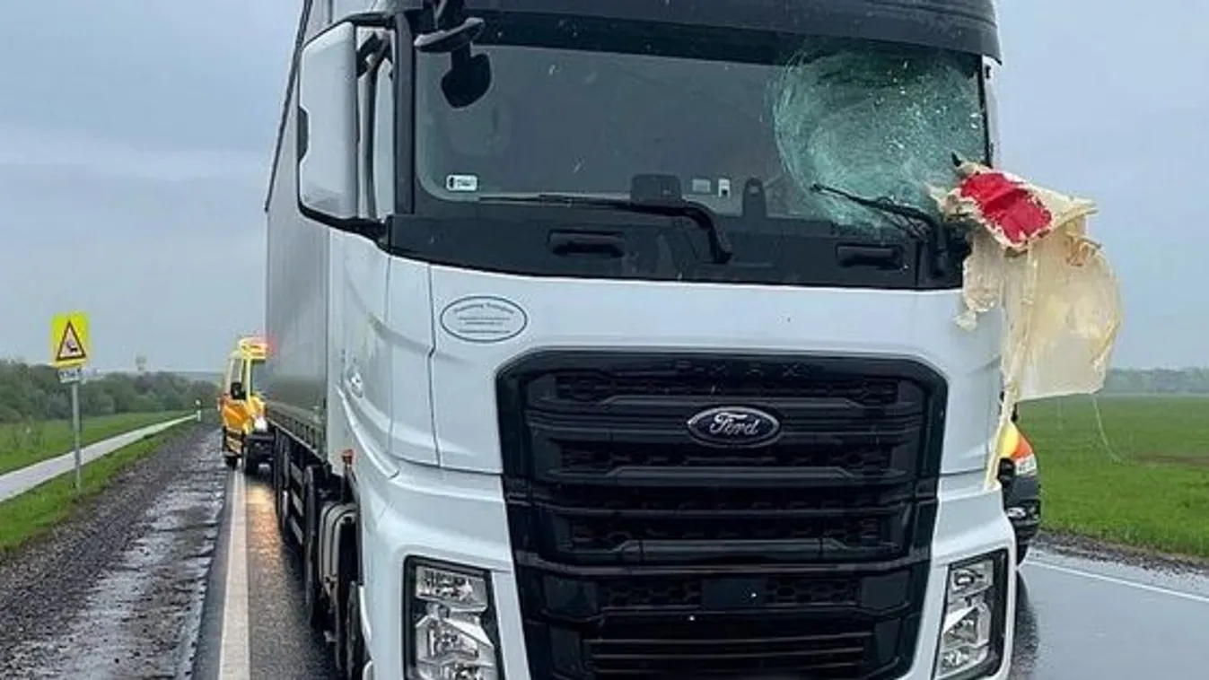 Elképesztő baleset Szolnokon: Repülővel ütközött a kamion