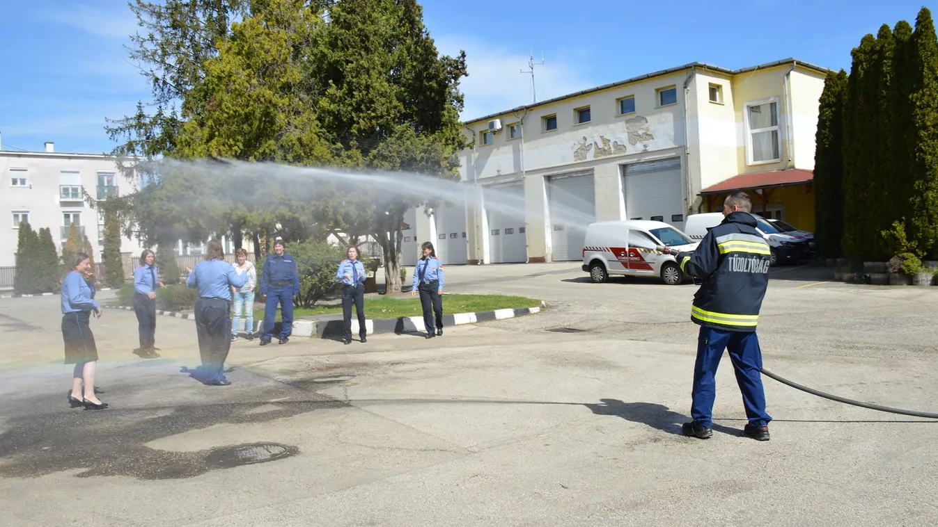 Így locsolták meg a lányokat a tatabányai tűzoltók