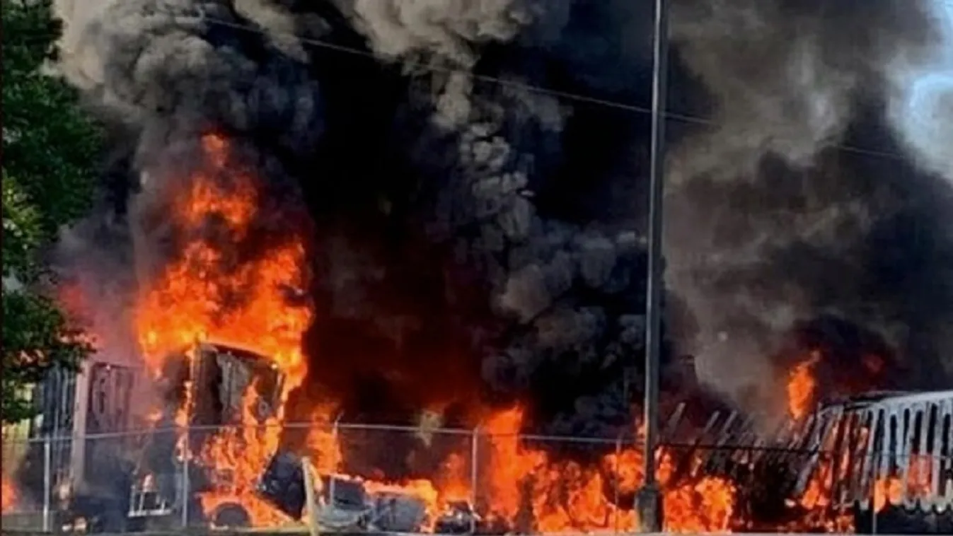 Élelmiszergyárba csapódott egy lezuhant repülőgép