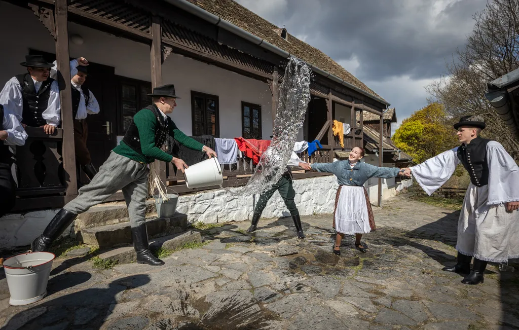 20220418 Hollókő, Húsvéti locsolkodás Hollókőn. Fotó:Bánkúti Sándor