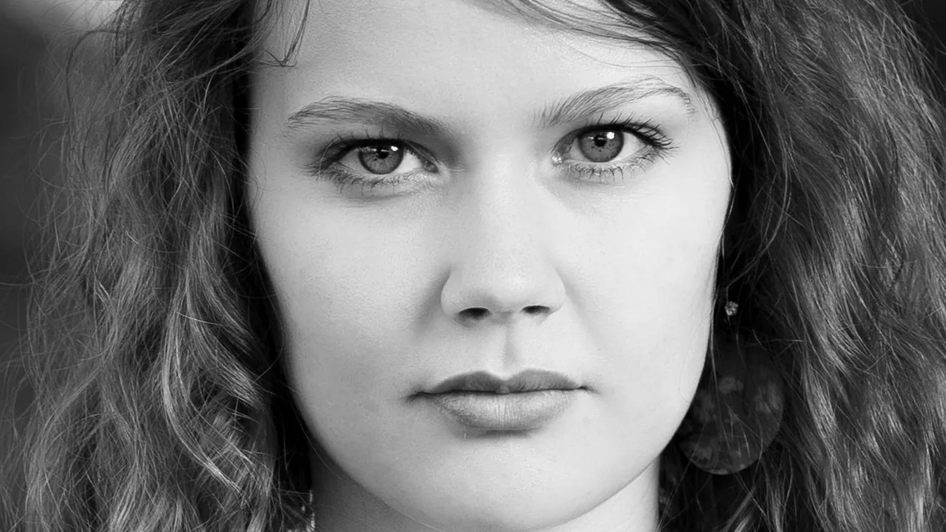 A kutyamindenit, erre vállalkozott a tévés meteorológus lány