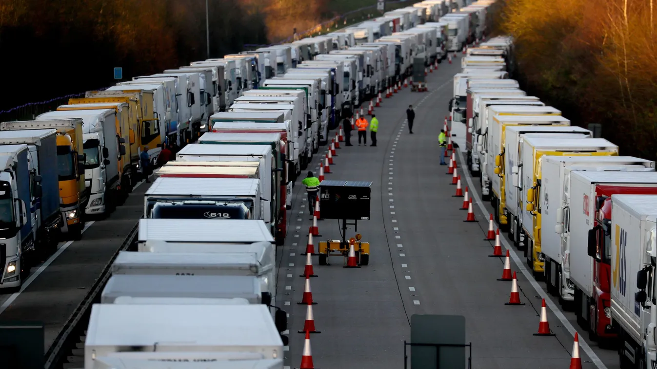 Hajnalban jelentették: hét kilométeres a kamionsor