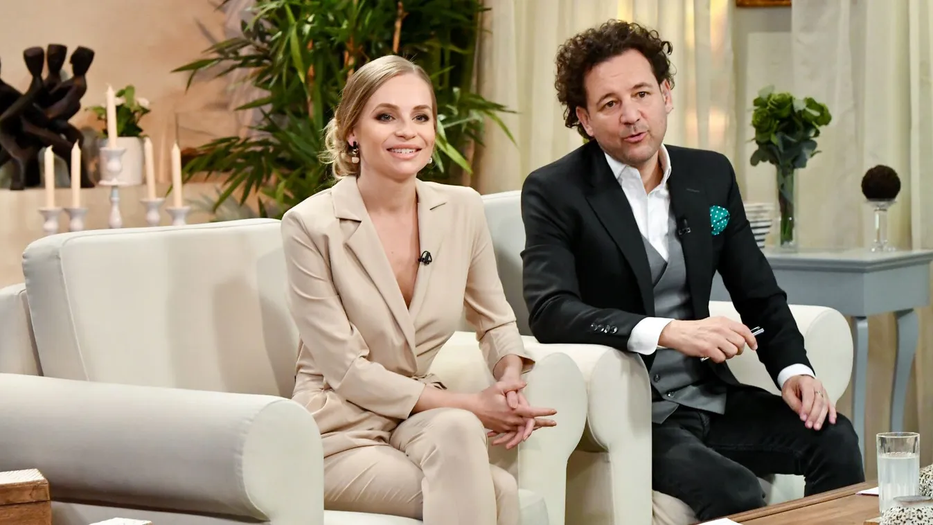 Nem hiszed el, ki mellett tűnt fel Iszak Eszter!