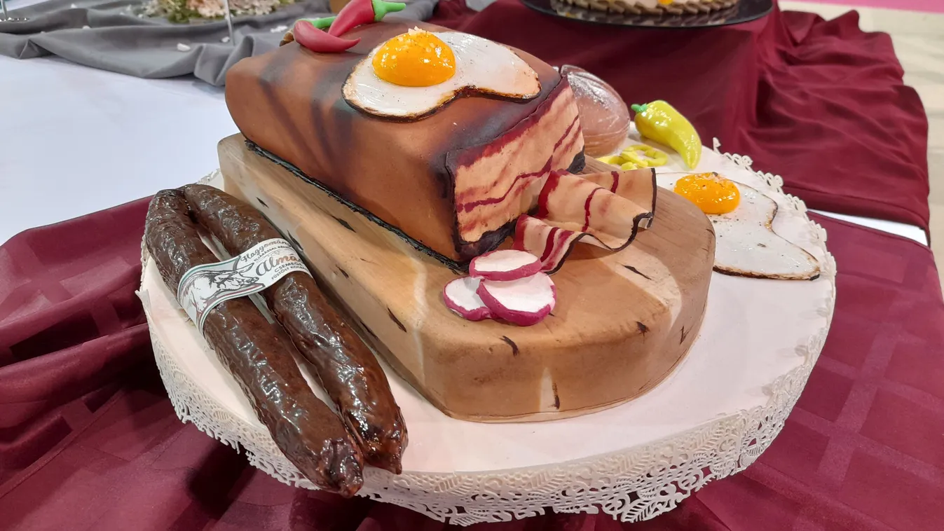 Szalonnatorta és hímzett édességterítő – csodákat alkottak a magyar cukrászok