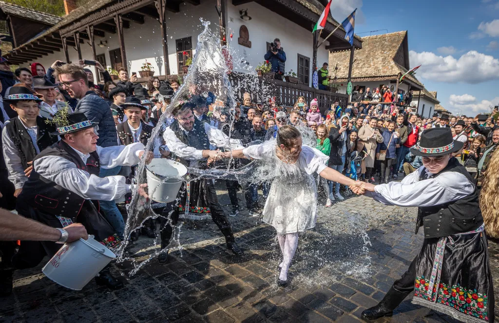 20220418 Hollókő, Húsvéti locsolkodás Hollókőn. Fotó:Bánkúti Sándor