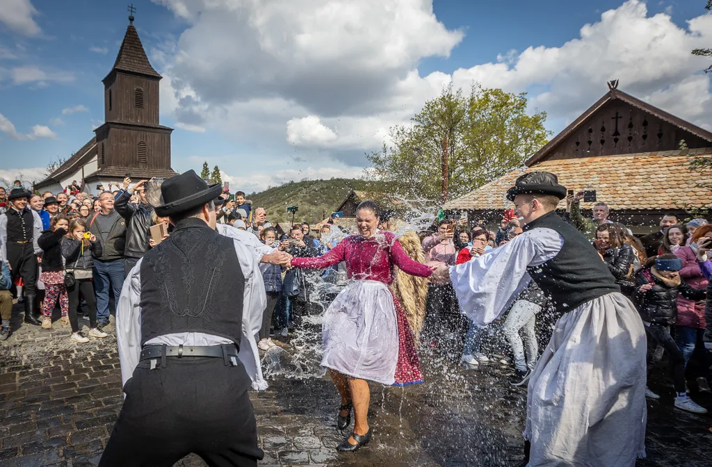 20220418 Hollókő, Húsvéti locsolkodás Hollókőn. Fotó:Bánkúti Sándor