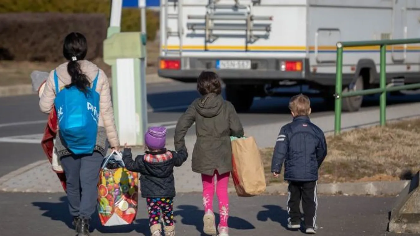 "Öt napon át jöttünk, faluról falura" - így szökött meg egy 4 gyerekes család Mariupol poklából