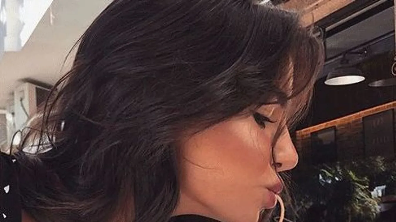 Kiugrik a szexi modell melle az aprócska ruhából