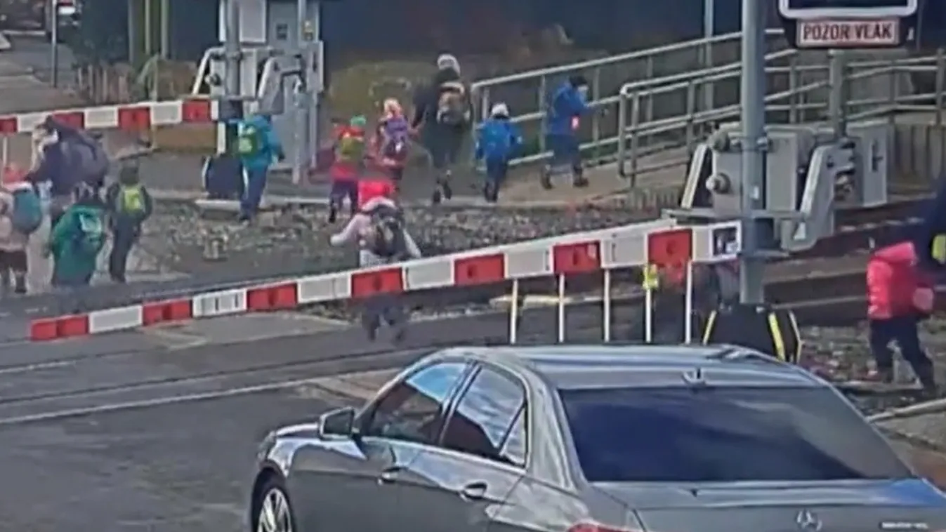 Óvodásokkal szaladtak át az érkező vonat előtt - Videó