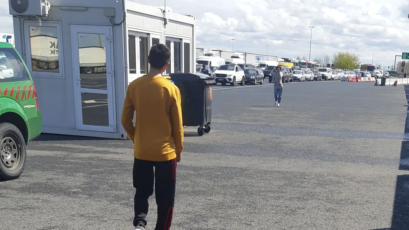 Amíg a fiú a mosdóban volt, a busz továbbindult nélküle