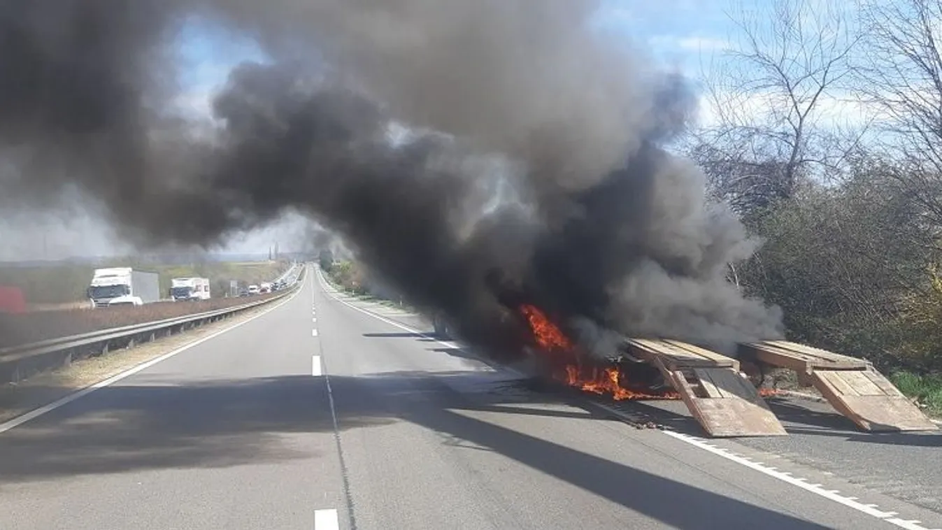 Lángol egy pótkocsi, lezárták az M1-est