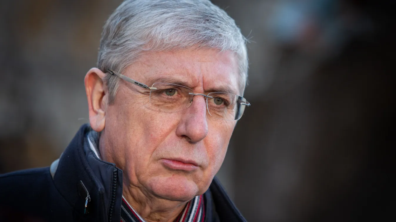 Gyurcsány Ferenc vezetésével kivonult a DK és a Momentum a parlamentből