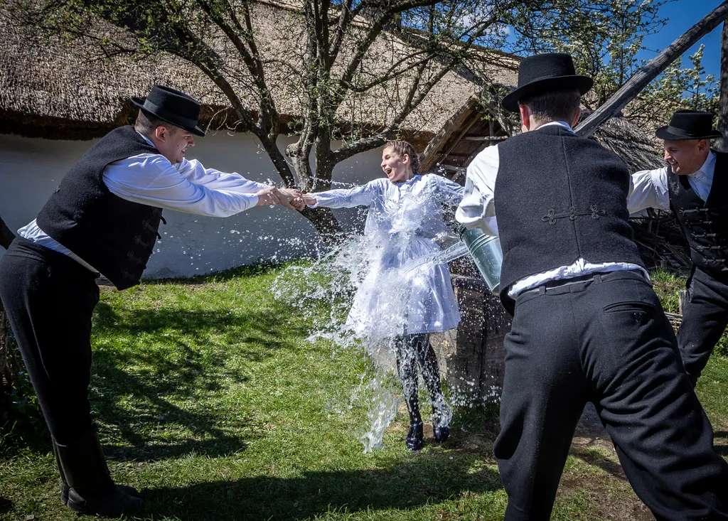 20220417 Szentendre, Húsvét Hétfőn a Lajta Táncegyüttes hagyományos húsvéti locsolkodással várja a látogatókat. Fotó: Bánkúti Sándor