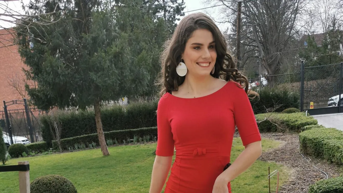 Meztelen fotókkal bombázzák a vak magyar énekesnőt