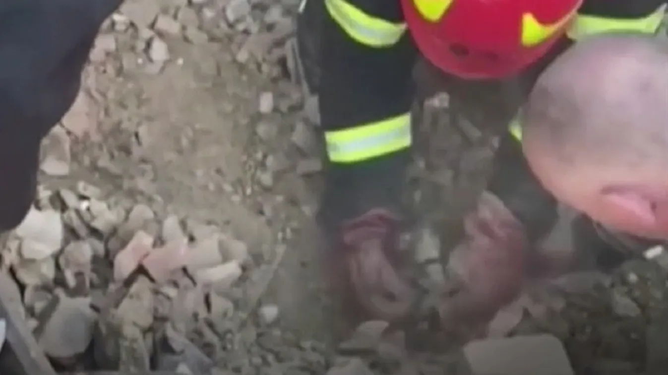 Puszta kézzel ásták ki a csöppséget az ukrán mentősök