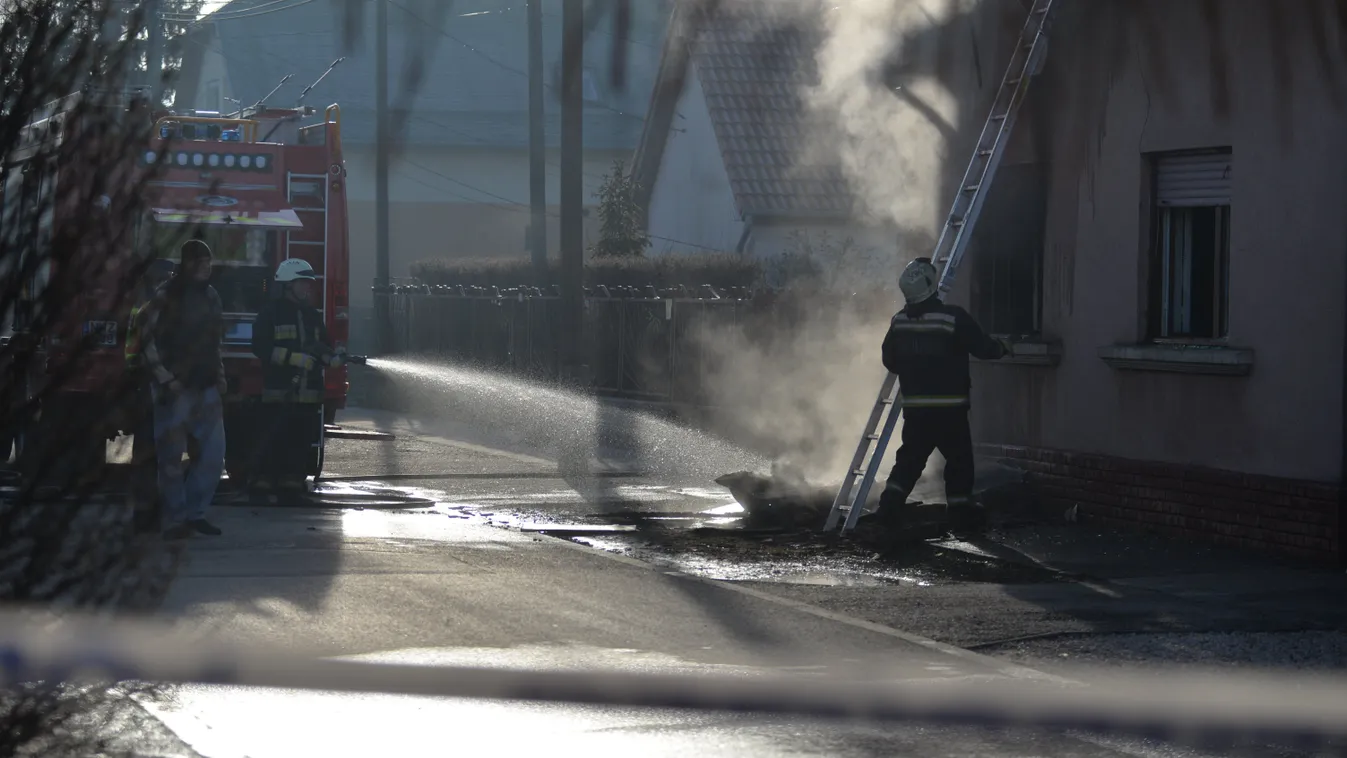 Durva tűzeset: családi ház és autó kapott lángra