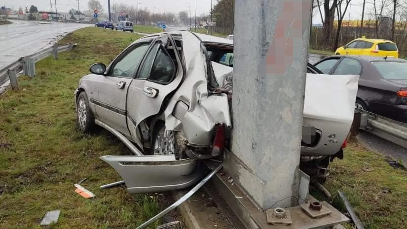 Egy gyermek is megsérült az oszlopnak csapódott autóban