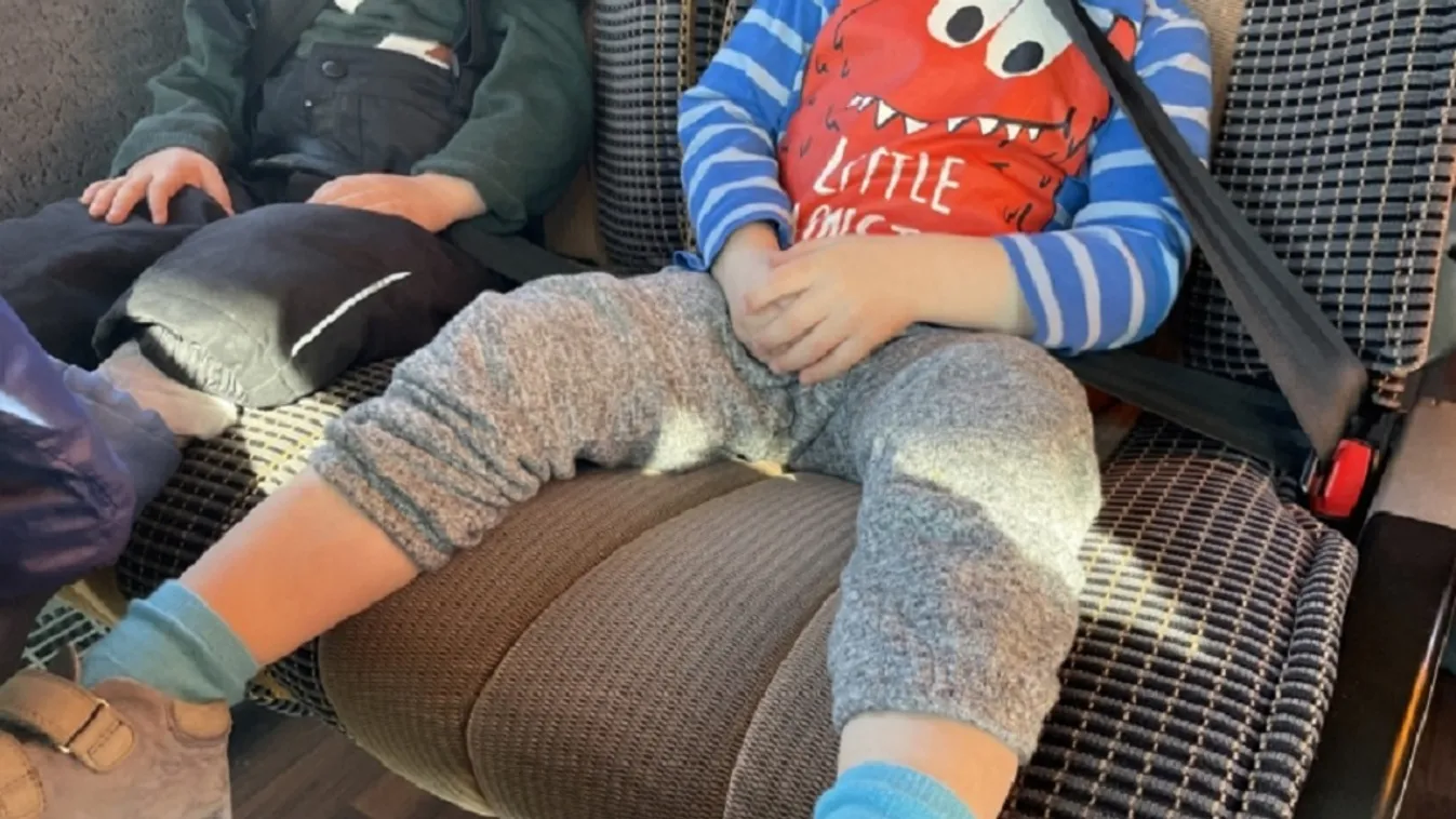 Óvodásokat szállító autóbusz előtt büntetőfékezett