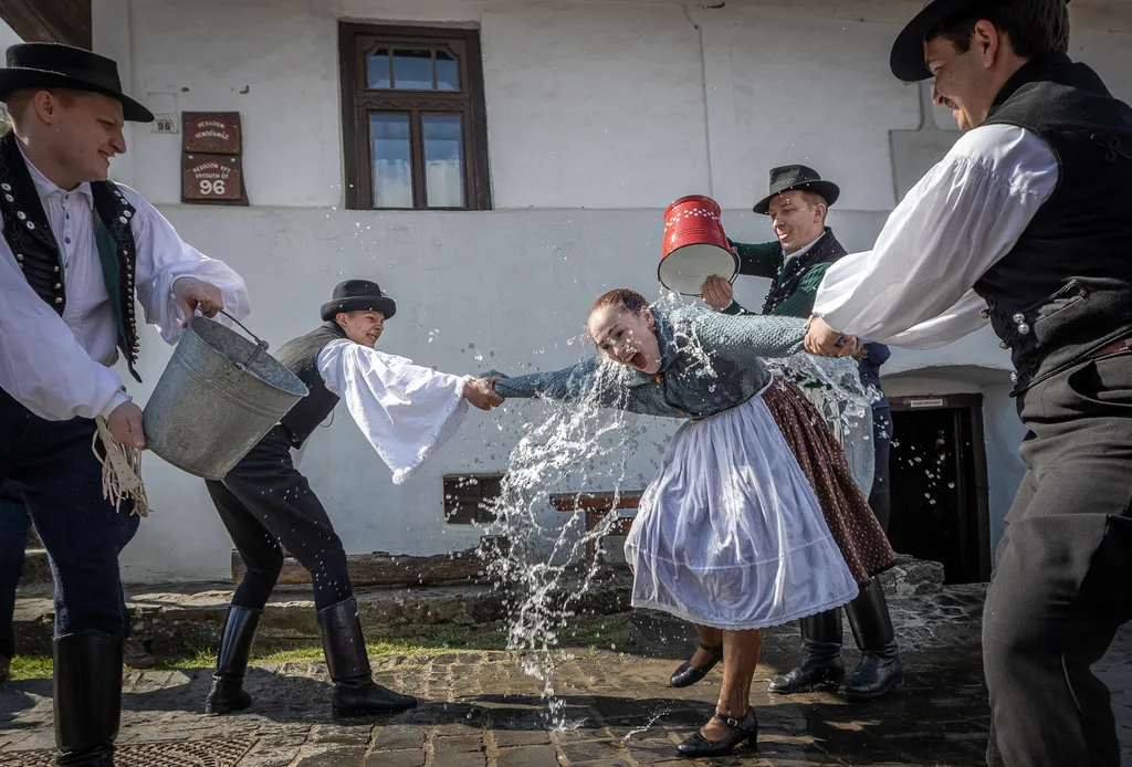 20220418 Hollókő, Húsvéti locsolkodás Hollókőn. Fotó:Bánkúti Sándor