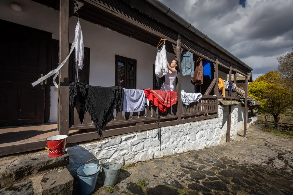 20220418 Hollókő, Húsvéti locsolkodás Hollókőn. Fotó:Bánkúti Sándor