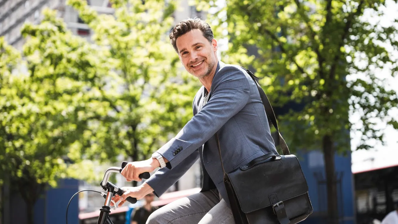 Itt a tavaszi férfidivat