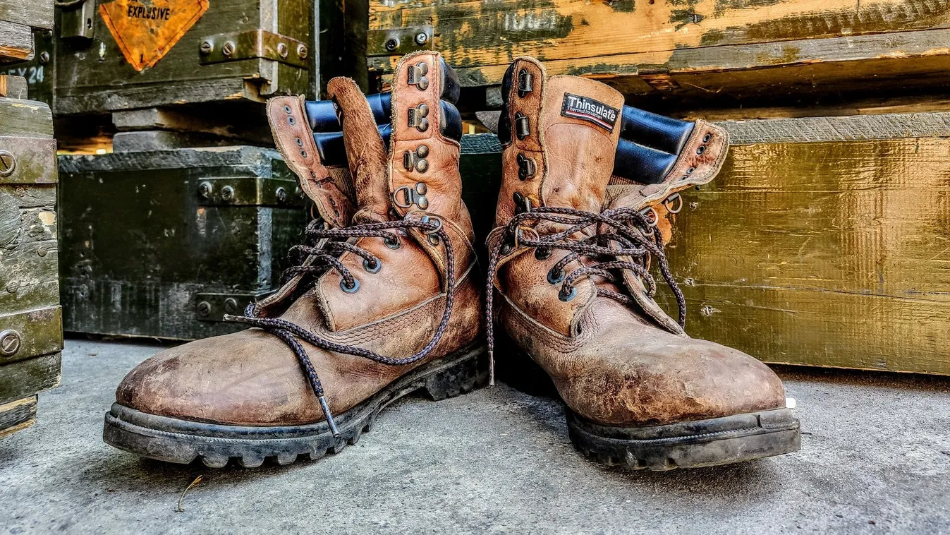 Húsvéti nyuszit játszott a cipőboltban a maszkos férfi