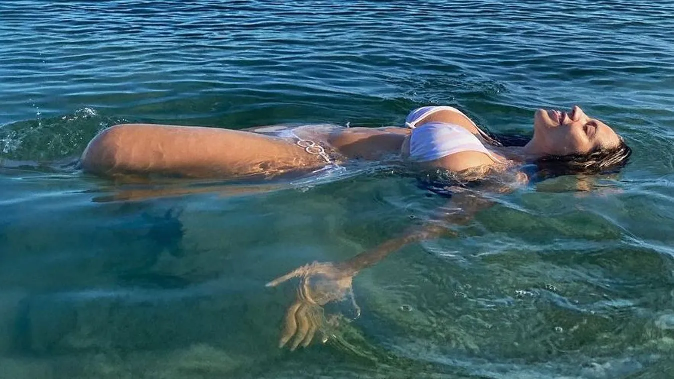 Előbuggyantak a köntös alól a kebelcsoda óriási mellei