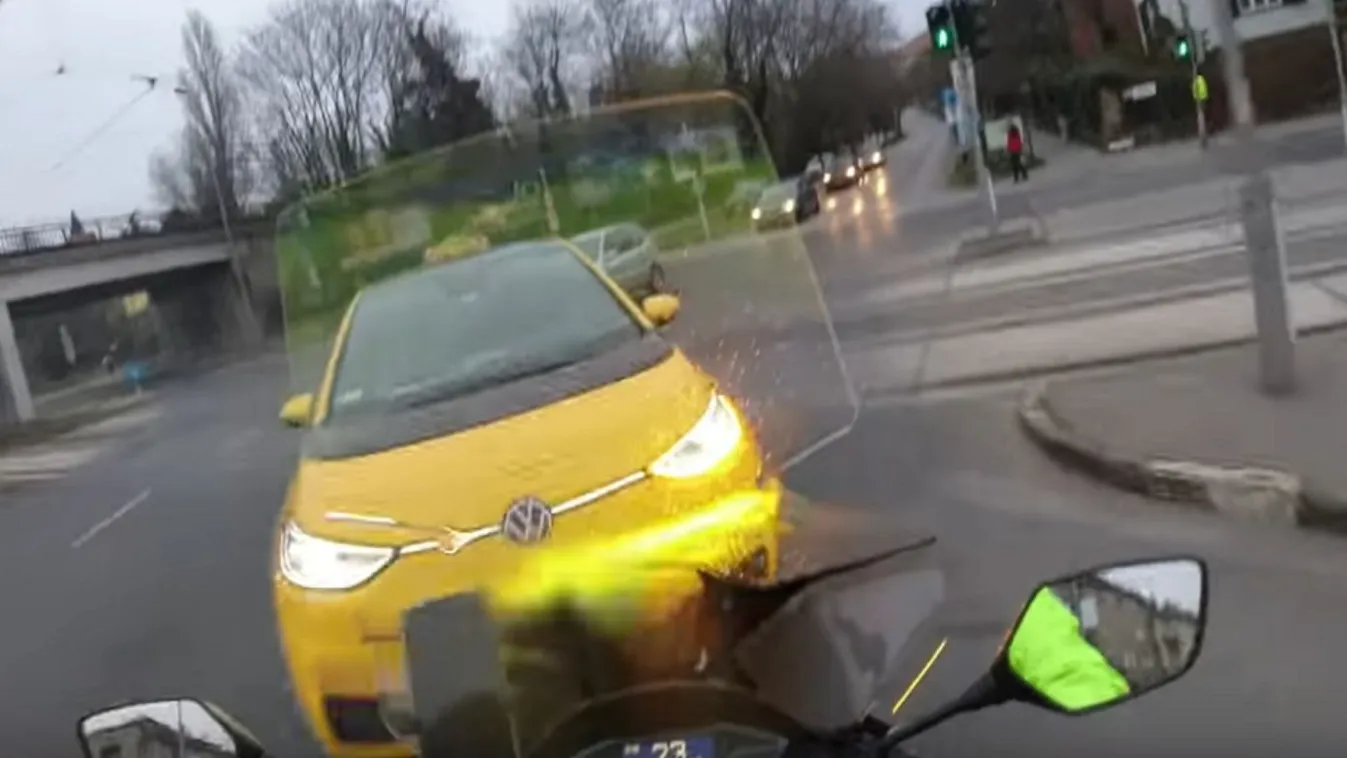 Videón, ahogy egy taxi telibe trafál egy motoros futárt