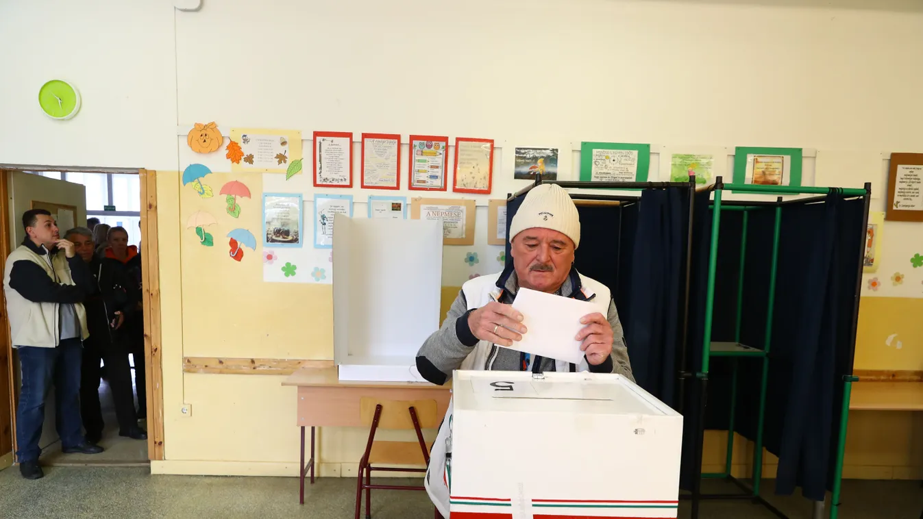 Két perc a békéért - mondta szavazás után Nagy Feró