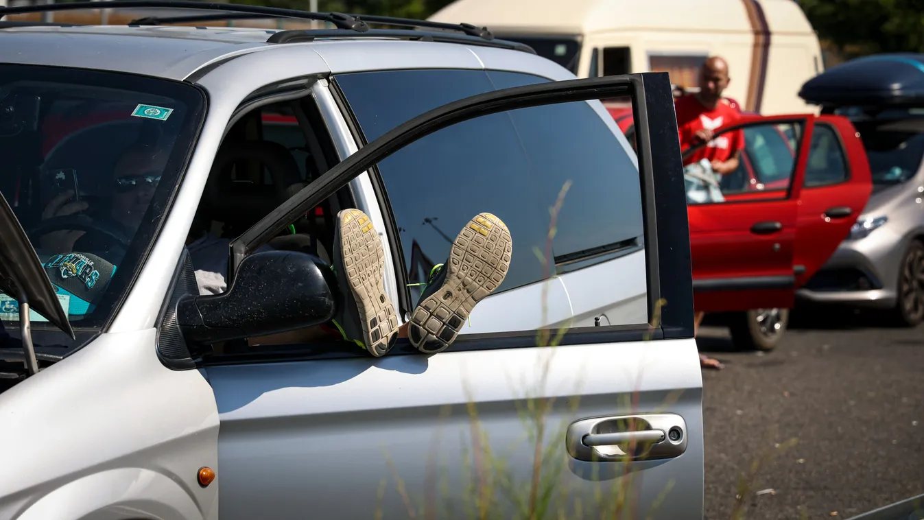 Óriási a dugó, egy helyben állnak az autók a déli határon