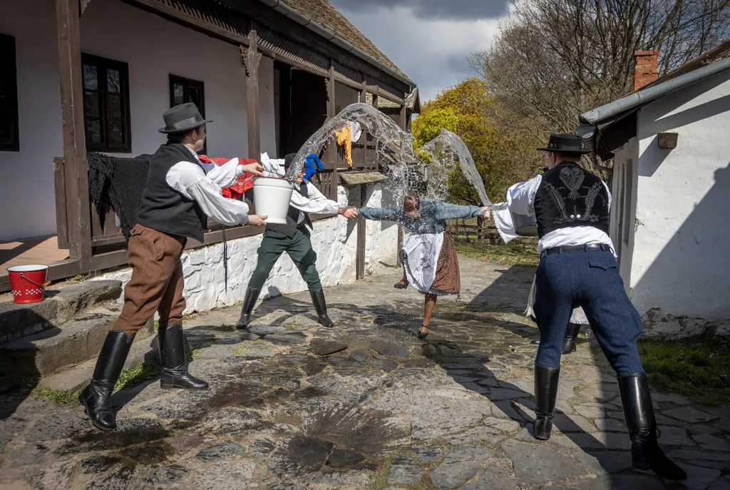 20220418 Hollókő, Húsvéti locsolkodás Hollókőn. Fotó:Bánkúti Sándor