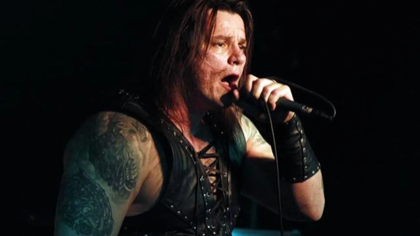 Repült a pohár, csattant a pofon a Pokolgép koncertjén