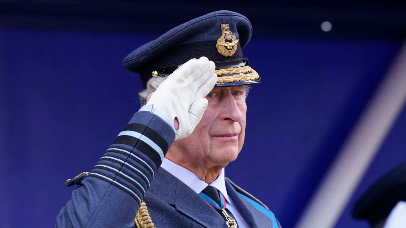 Fájdalmas tekintettel vette át a királynő helyét Károly