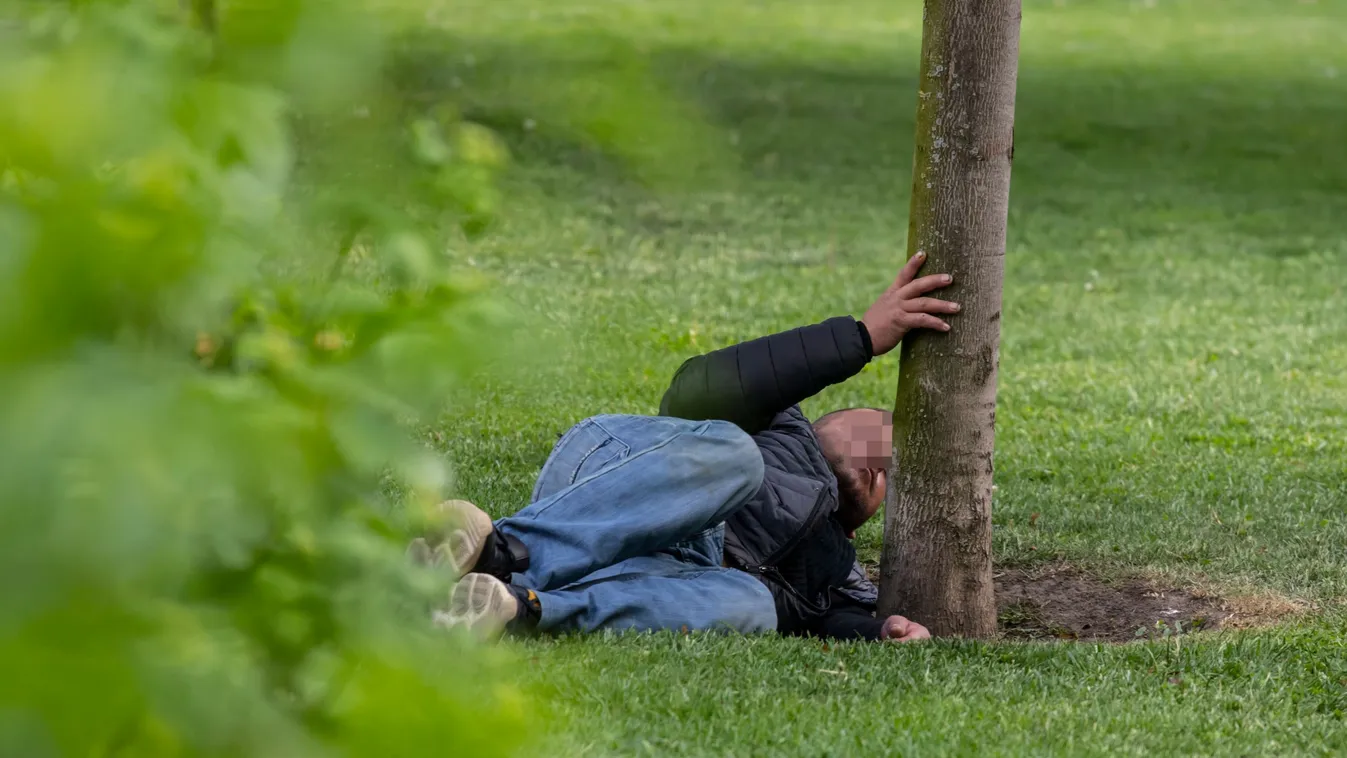 Hajléktalanok lepték el a II. János Pál pápa teret