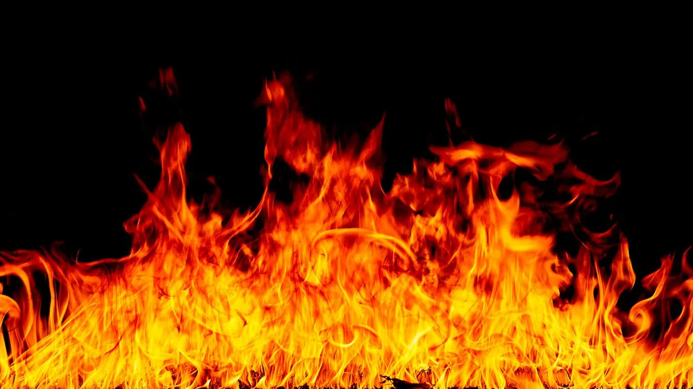 Buszbaleset az M1-esen, lángokban áll az autópálya