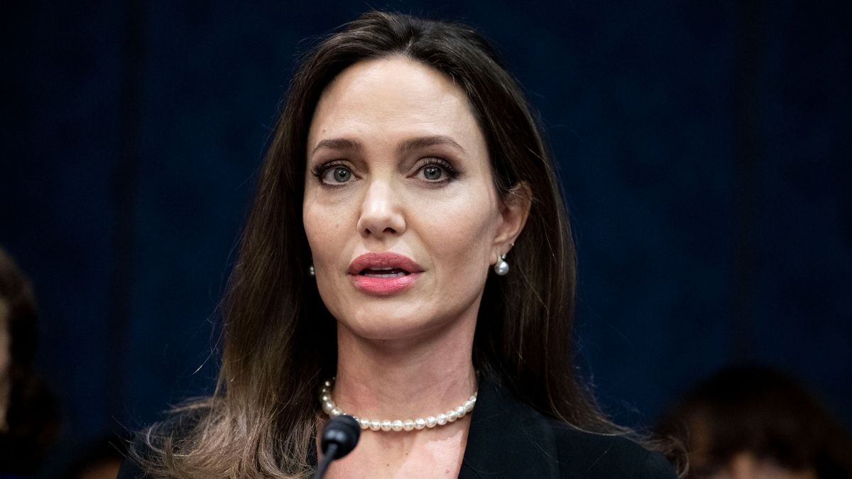 Videón, ahogy Angelina Jolie légvédelmi szirénák miatt menekül Ukrajnában