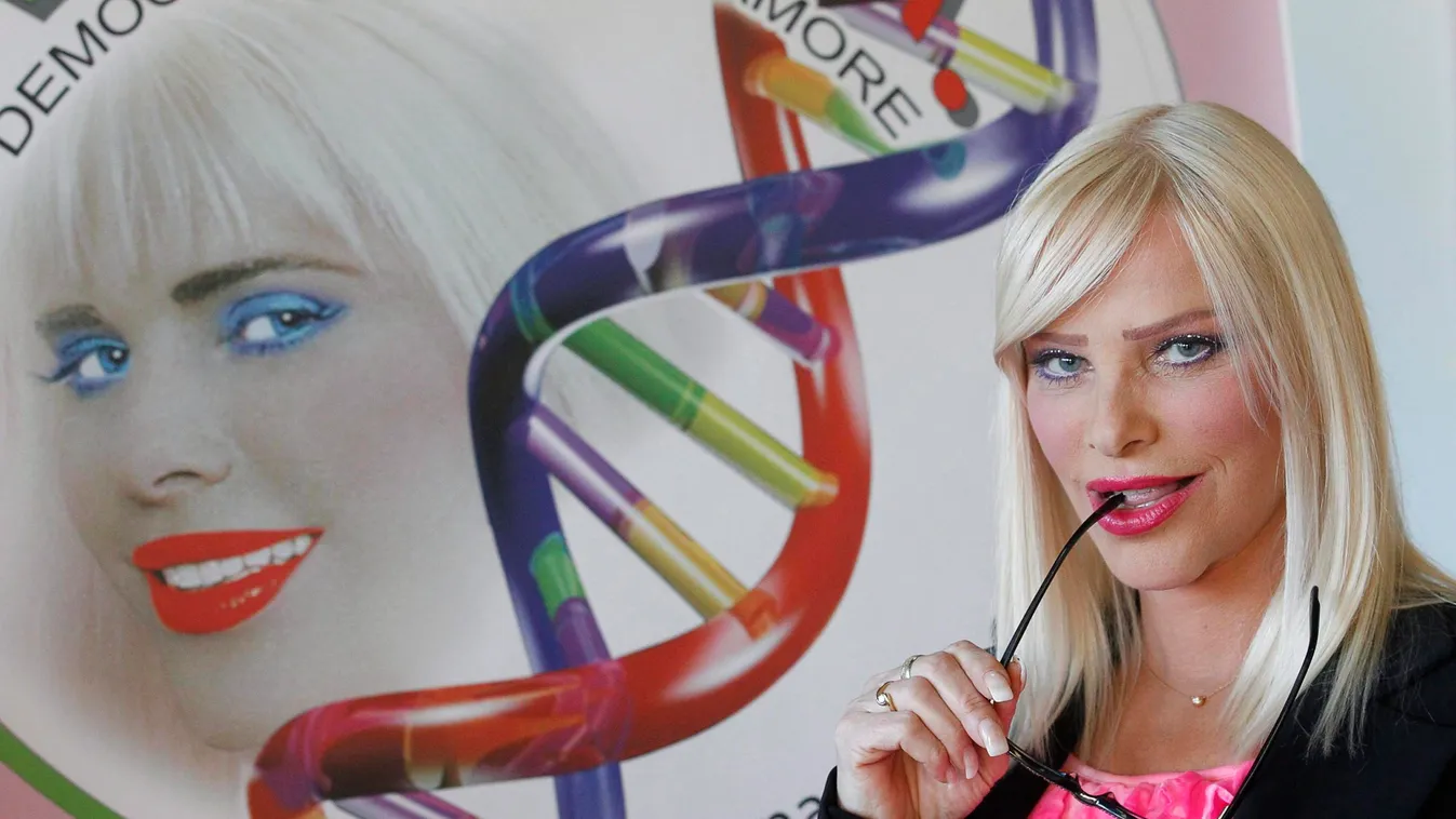 Cicciolina egy felejthetetlen éjszakát ajánlott fel Putyinak