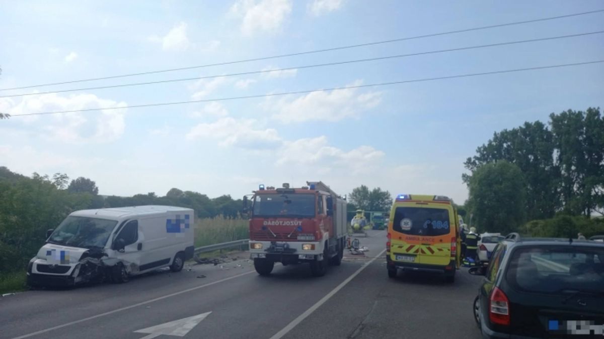 Mentőhelikoptert riasztottak: többen megsérültek a regölyi balesetben - Fotó