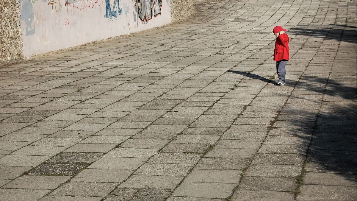 Elképesztő módszer, így jutnak be az egyedülálló anyák lakásába a pedofilok