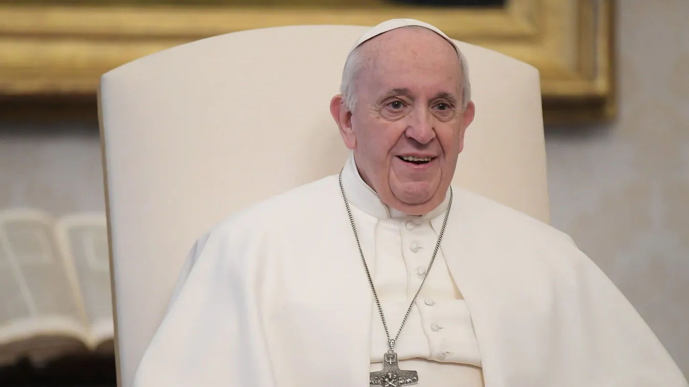 Kerekesszékbe kényszerült a pápa