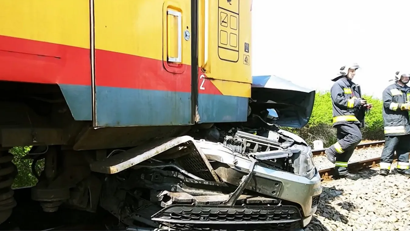 Lehajtott sorompón át hajtott a vonat elé egy sofőr