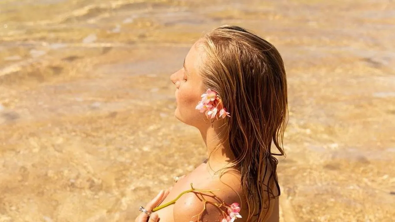 Teljesen pucéran emelkedik ki a vízből az almamellű álomnő